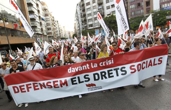 Miles de valencianos contra los recortes en el sector público
